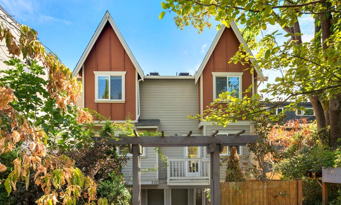 Mann Hotel | Seattle Vacation Home: Life's A Mountain