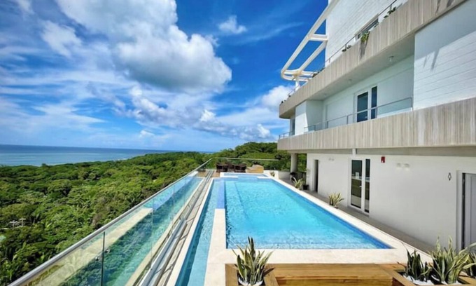 Roatan House | SeaView Studio with Pool and Gymnn
