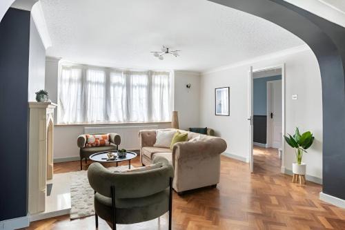 Birchington Apartment | Seaview Symphony Opulent 4BR Haven for Big Groups