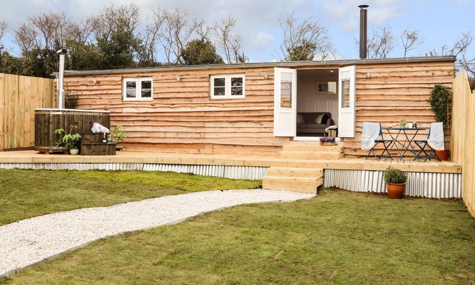 Boscundle Cottage | SEBRIGHT, pet friendly, with hot tub in St. Austell