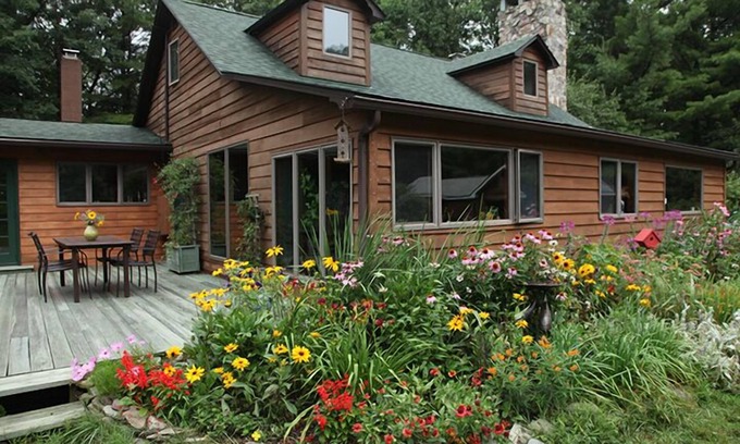 Sparrow Bush House | Secluded and Charming Country House