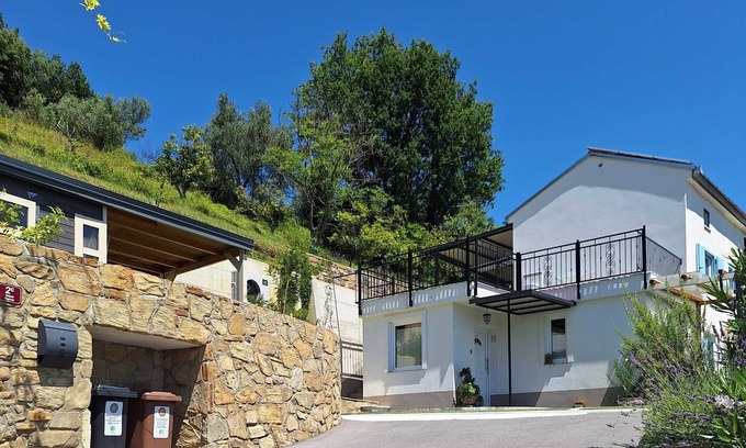 Lucija Apartment | Secluded Authentic Apartment with Terrace - Studio Apartment with Terrace