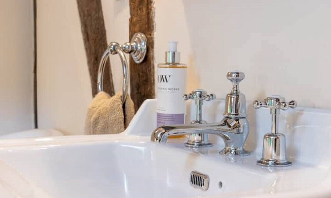 Denton Cottage | Secluded & Beautifully Restored Tudor Home w Large Garden. Family & Pet friendly
