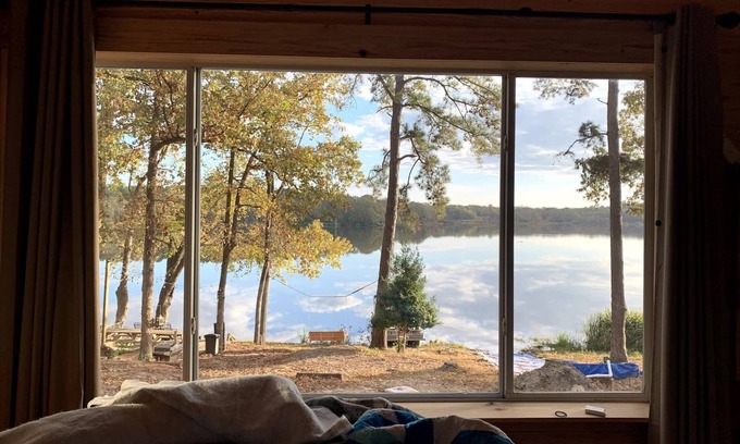 Grapeland House | Secluded Cabin 2 directly on Houston County Lake