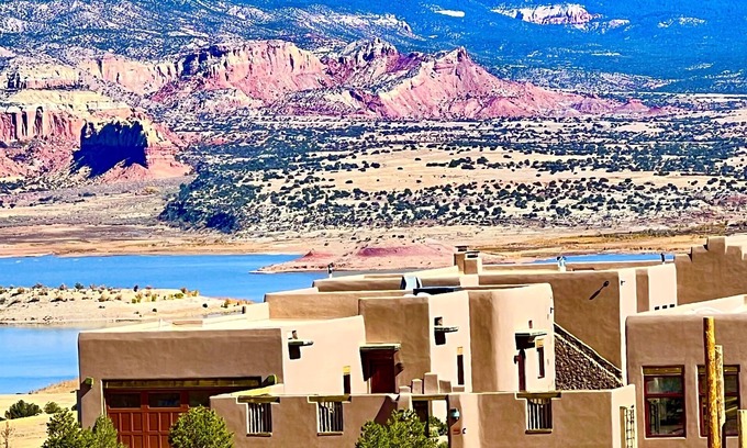 Youngsville Bed & Breakfast | Secluded Desert Oasis: Luxurious Inn-Abiquiu Lake Views-Daily Gourmet Breakfast.