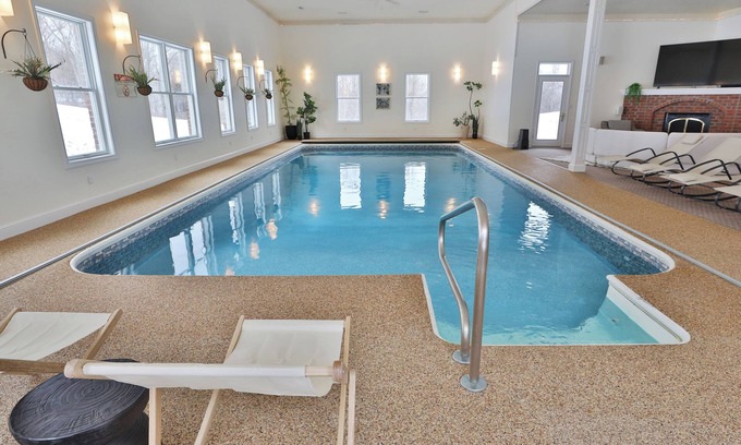 Lancaster House | Secluded estate sleeps 21! Huge Indoor Heated pool! Sauna and Hot tub