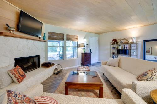 Winnsboro House | Secluded Getaway on about 10 Acres in The Piney Woods!