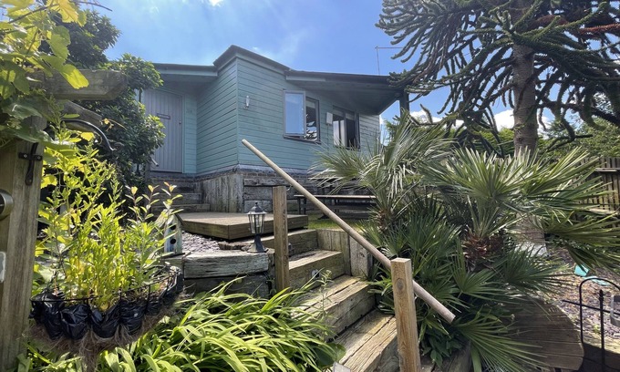 Brighton Cabin | Secluded Lodge at the top of the garden. Free Parking, Dog Friendly £20 per pet