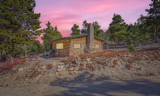 Black Hawk Cabin | Secluded log cabin/hot tub. Ski, views, hike, silence.
