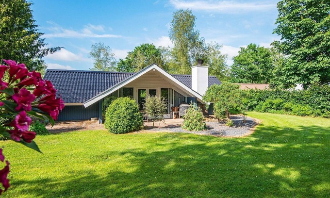Ansager House | Secluded Oasis by Kvie Lake-By Traum