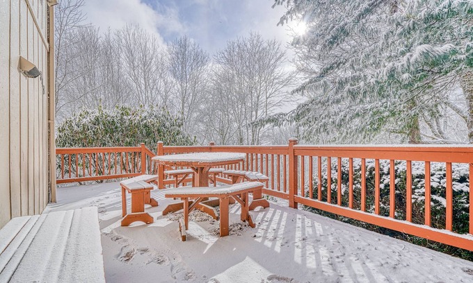 Seven Devils House | Secluded Two-Level Home w/Pool Table, Gas Fireplace, Washer/Dryer, Deck, WiFi