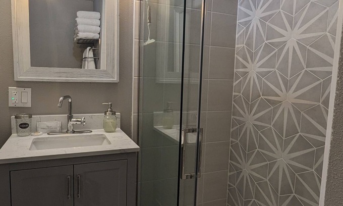 Bethel-Danebo House | Secret Spa-like Oasis w/Private Suite feat. Hot Tub, Sauna & King-sized Bed