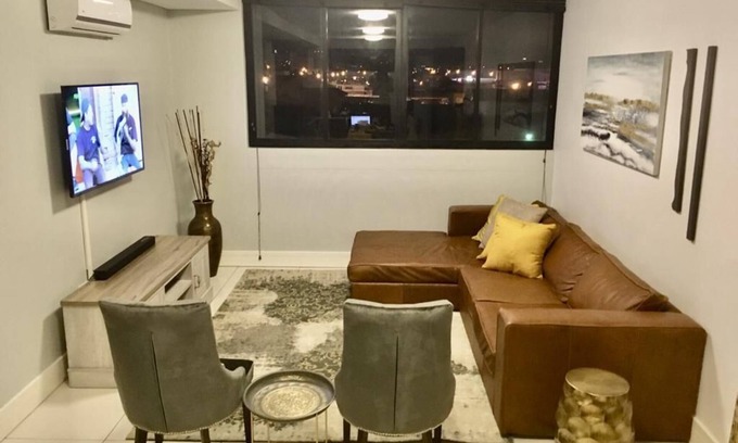 Windhoek Central Apartment | Secure, Modern & Comfy, Lux Suite @77 Independence