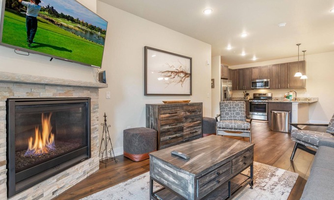 Dillon Condo | See Fall Colors on a Short Walk from This Modern Condo to Lake, Marina & Restaurants