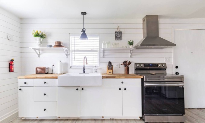 Seguin House | Seguin Farmhouse - 100% Fenced-In & Very Private, 3 Bedrm 2 Full Bath, Sleeps 8