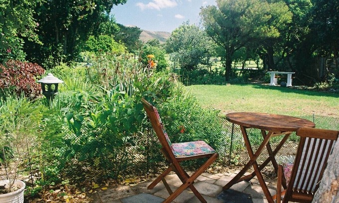 Westlake Apartment | Self catering unit bordering golf course with majastic mountains above