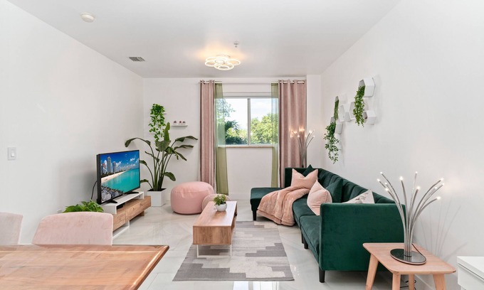 Coral Way Apartment | Self Check In, Free Parking , Pet Friendly Smart TV's, Desk ,Fast WIFI