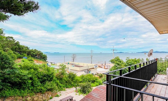 Ganghwa House | Seokmodo Beach White House Pension