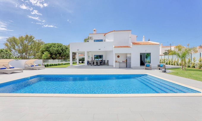 Castelo Villa | SEQUEIRA - NEAR THE BEACH, PRIVATE POOL, AIR/CON,WI-FI, SNOOKER
