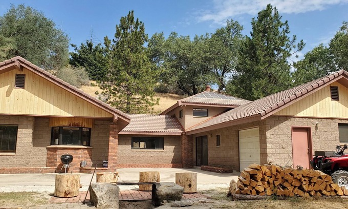California Hot Springs House | Sequoia National Monument, Sierra Nevada.