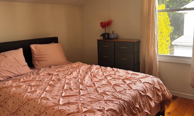 Clason Point House | Serene 1-bedroom in a 3bd 2ba house with WiFi in The Bronx