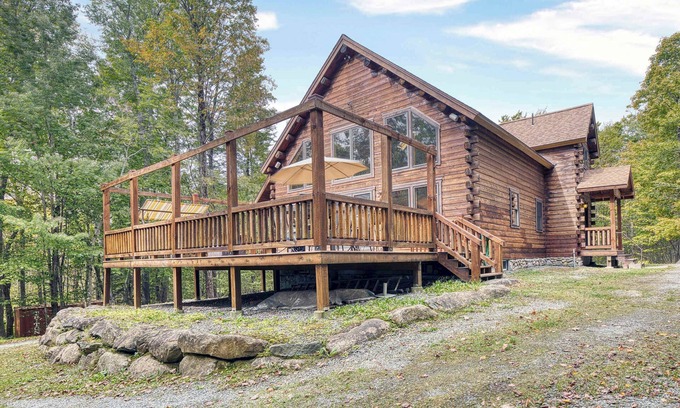 Blandford House | Serene 3-BR Berkshires Log Cabin