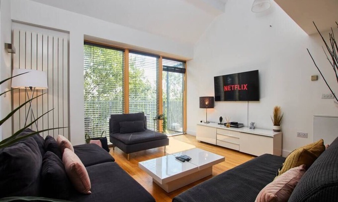 Coventry House | Serene 4 Bed Home in Coventry sleeps10 wParking