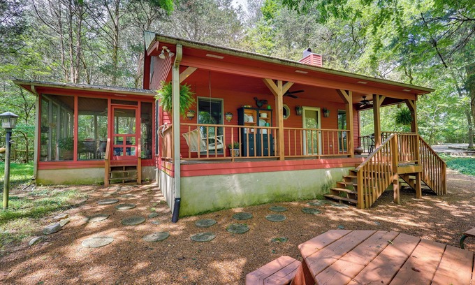 Fayetteville Cabin | Serene Cabin w/Riverfront Views & Access!