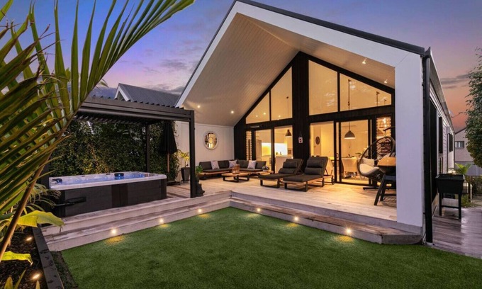 Hobsonville House | Serene Escape with Spa near Hobsonville Waterfront