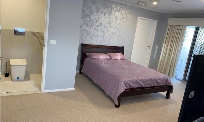 Gladstone Park House | Serene Guest Room in Gladstone Park with Private Entrance