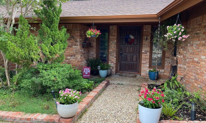 Briarcrest Estates House | Serene House with Charm on Golfcourse!