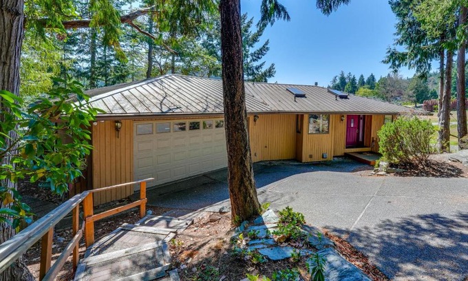 La Conner House | Serene La Conner Retreat with Fireplace and Deck!