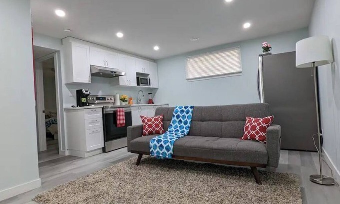 Regina House | SERENE & MODERN 1BED SUITE + CLOSE TO AIRPORT