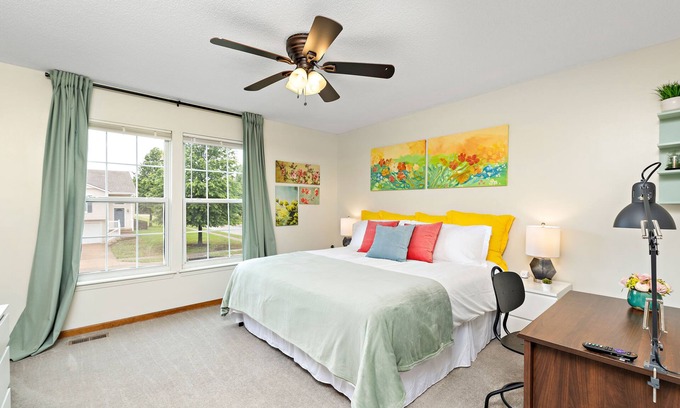 Raymore House | ⭐️ Serene Oasis ✅ 3 King Beds ✅ Fast Wifi ✅ Free Parking