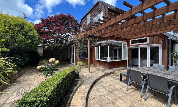 Hauraki House | Serene Oasis Steps from Takapuna