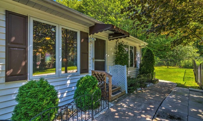 Orchard Park Apartment | Serene Orchard Park Apartment Large Yard and Patio!