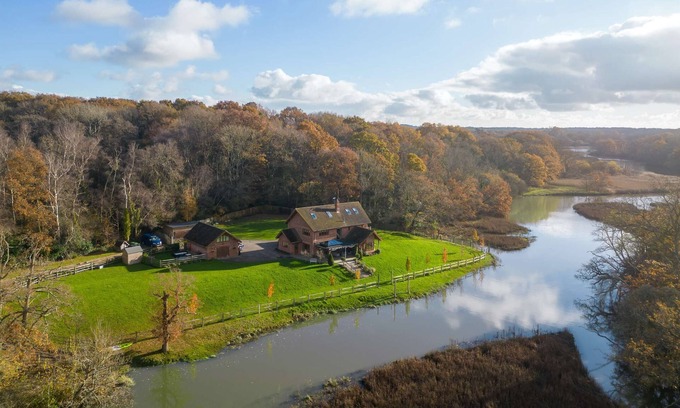 Netley House | Serene Riverside: 6BR Luxury Retreat in Curdridge