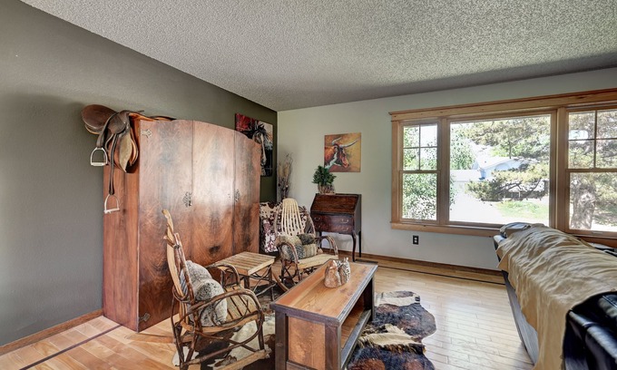 Castlewood House | Serene Rustic Haven, Huge Yard & Decks , ZenDen
