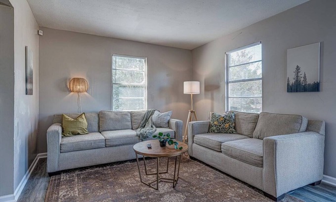 Whitehaven House | Serene Simplicity: Close to I-55 Graceland Airport