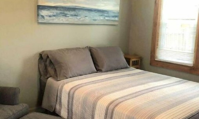 Geneva-on-the-Lake House | Serene Suite right off GOTL Strip! Sleeps 2!