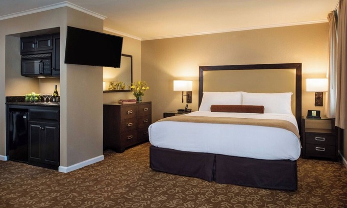 Barron Park House | Serene Unit with Heated Pool, Free Parking & Breakfast Near Stanford