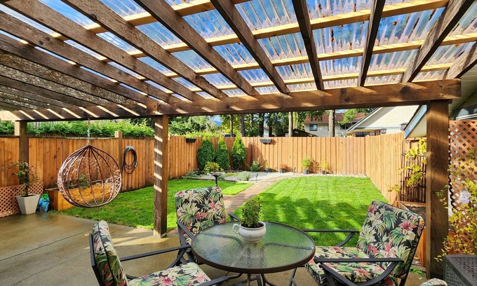 Regional District of Nanaimo House | Serenity on Sunderland - central Nanaimo close to hospital, seawall & shopping!