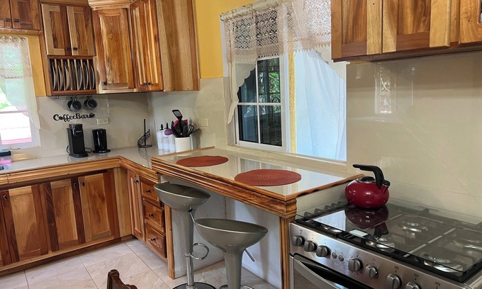 Lacovia Apartment | Serenity Suite 2BR King Apt W/AC