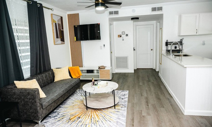 Southside House | SERENITY SUITEnSerenity/Mayo/UNF/Town center