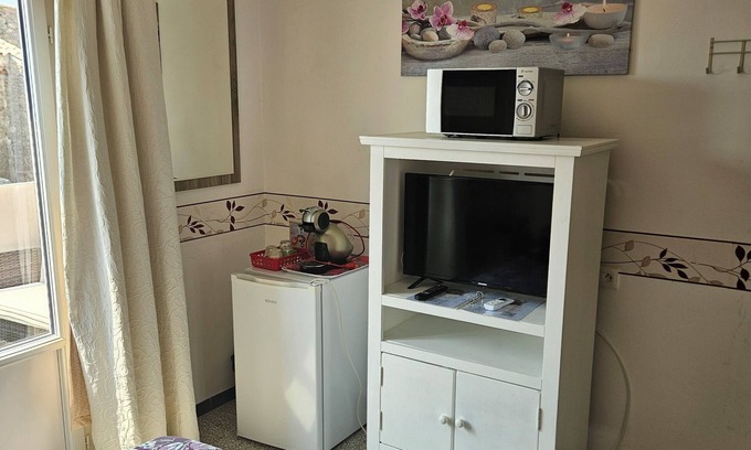 Lezignan-Corbieres Bed & Breakfast | Serge Le Belge Chambres D'Hôtes - Room 1 double bed with balcony