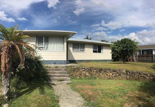 Selwyn Heights House | Served 3-Bedroom House A including 5 Double Beds, 1 Single Bed, and 2 King Sofa Beds
