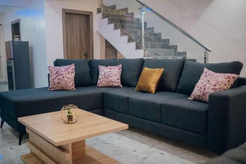Ibadan Apartment | Serviced 3Bed Duplex in Oba Akinyele Street, off Rotimi Williams, Bodija