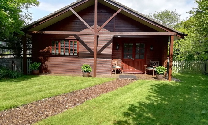 Burgh Island Cabin | set in stunning countryside and only 1 mile from the surfing beach of Bantha