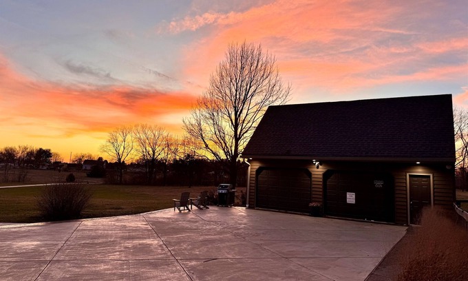 McLean County Apartment | Set on peaceful 5 acres, 3 min. from town, Private Building
