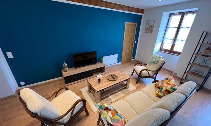 Saint-Vincent-de-Barres Apartment | Seven Keys - La cour du Barres